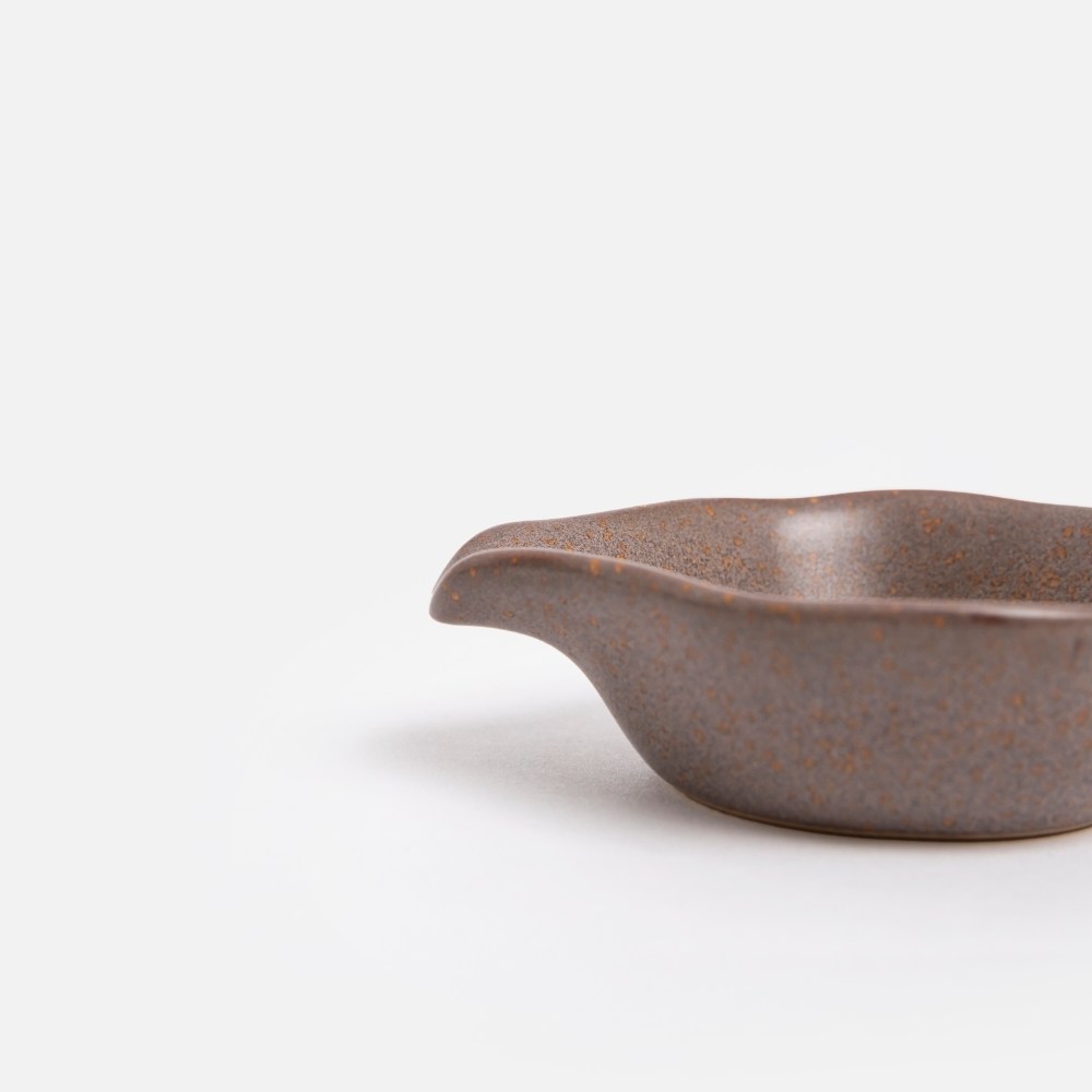 解良雅三七「實觀戶大皿」 奧可利陶瓷碟8.7cm 映樸棕｜餐茶用具｜HOLA 和樂家居