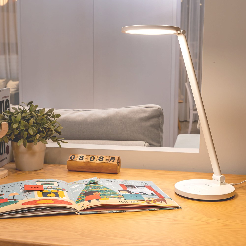 Toshiba Hi Hikari LED 語音控制檯燈