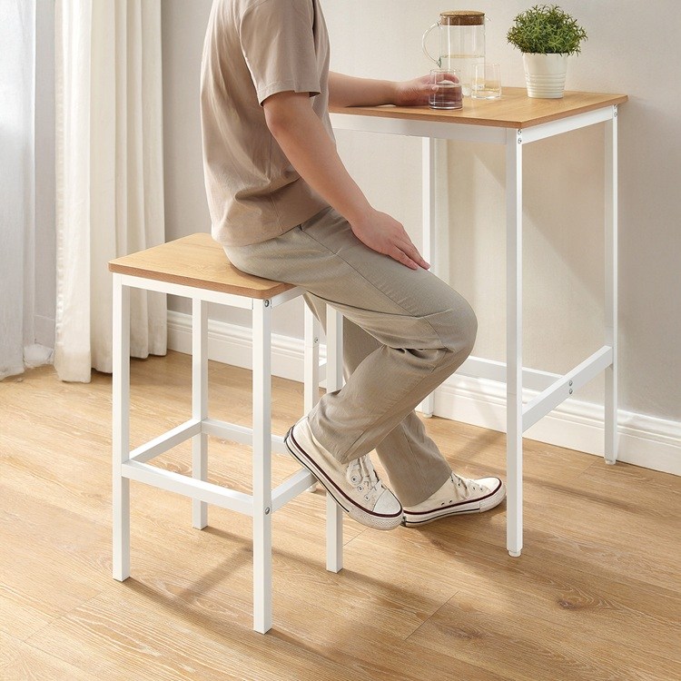 白色餐桌椅,椅子與桌子符合人體工學坐高,乘坐更舒適,延長用餐時間