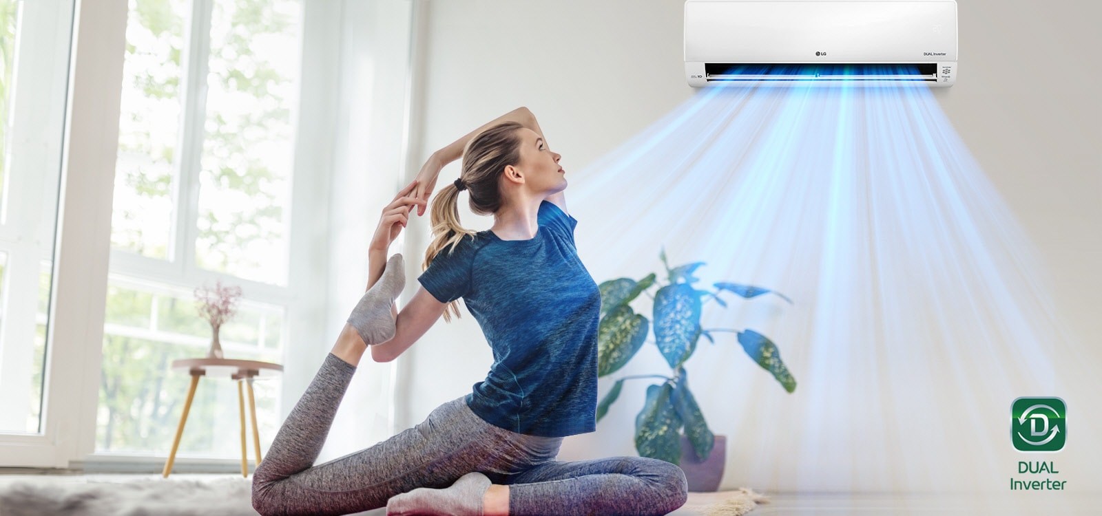 女人在地板上做伸展運動。背景是一台空調，藍色空氣流向女人並環繞空間。雙變頻標誌位於右下角。