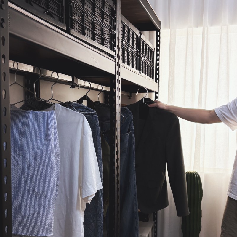 多層收納展示：帽子、衣物、鞋盒整齊陳列