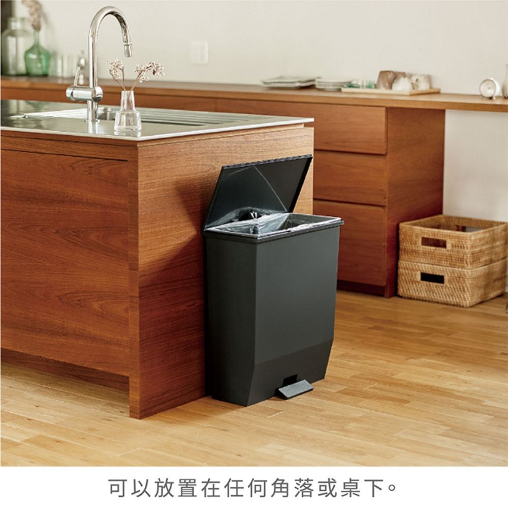 可以放置在任何角落或桌下。 