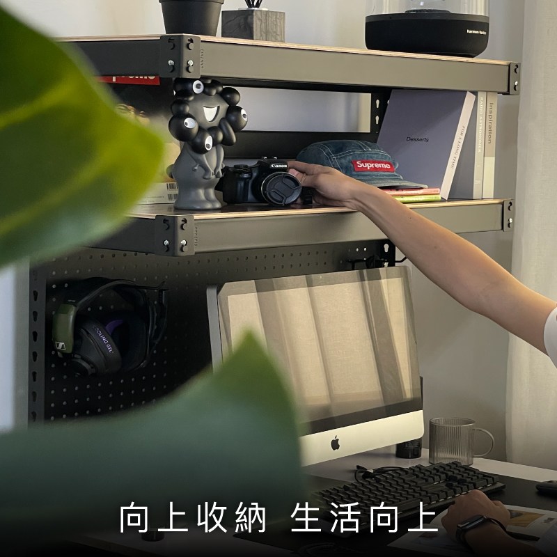 免螺絲角鋼書桌：垂直收納耳機與遊戲控制器