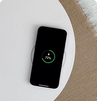 手機放在產品上方的無線充電區,可以查看整個充電過程。