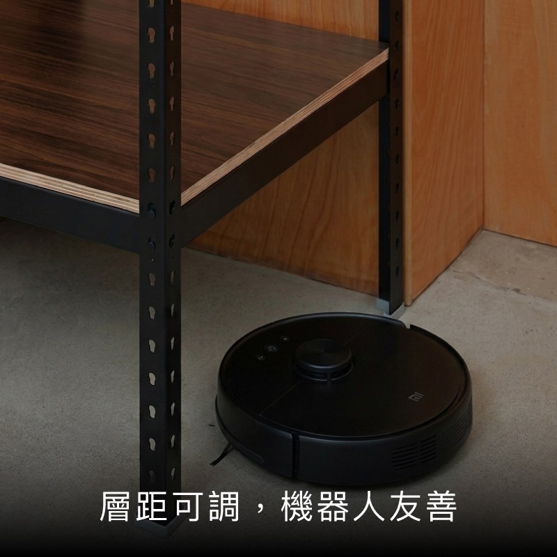 雙向衣褲櫃層距可調設計，可依衣物長度與掃地機器人高度彈性調整