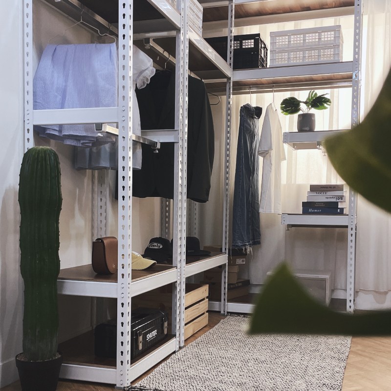 多層收納展示：帽子、衣物、鞋盒整齊陳列