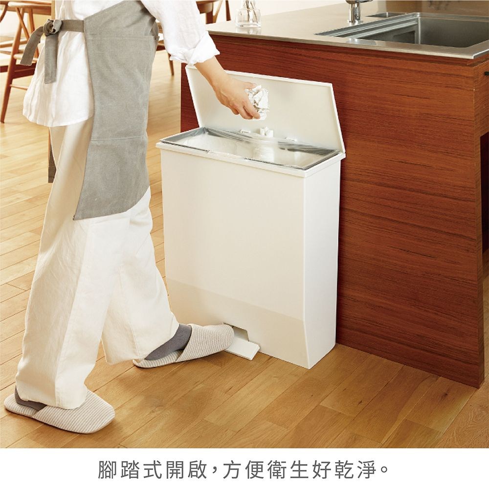 腳踏式開啟,方便衛生好乾淨。 