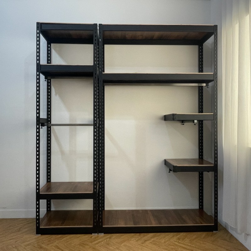 多層收納展示：帽子、衣物、鞋盒整齊陳列