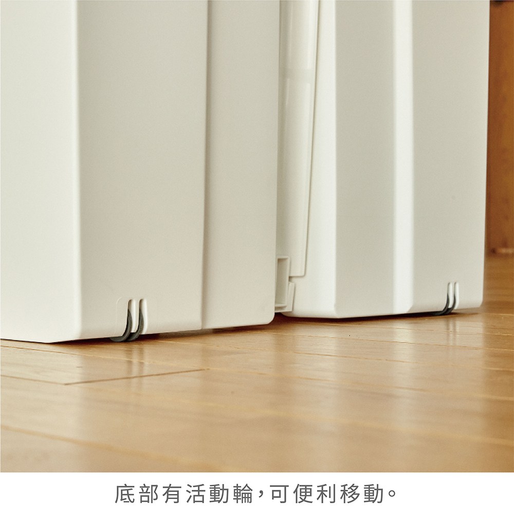 底部有活動輪,可便利移動。 