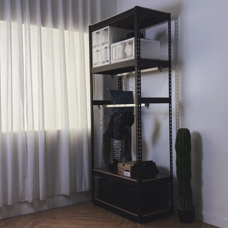 多層收納展示：帽子、衣物、鞋盒整齊陳列