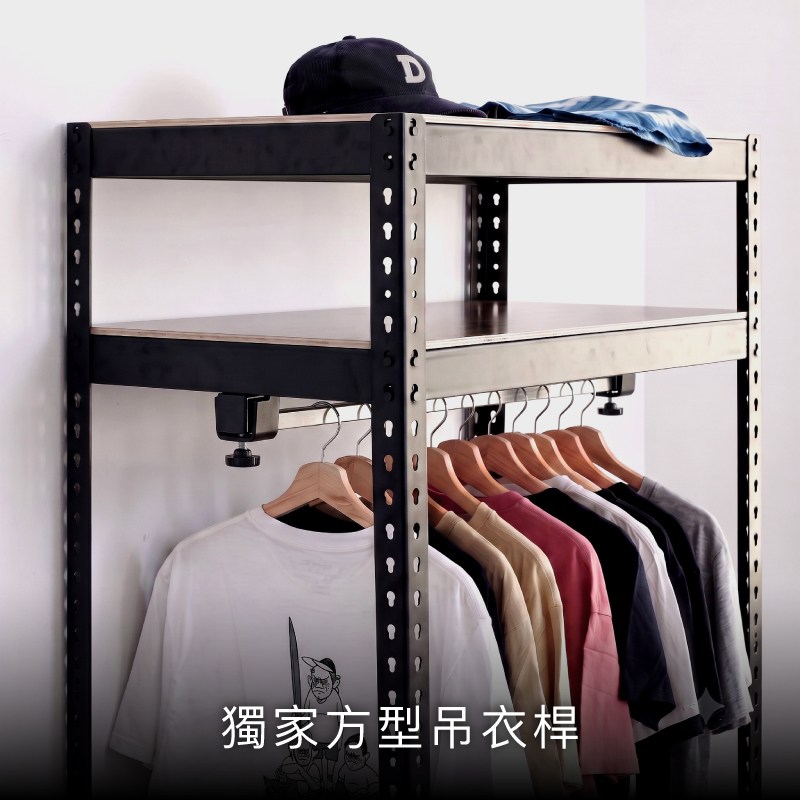 空間特工雙向衣褲櫃方型吊衣桿設計，可穩定吊掛上衣、襯衫與外套