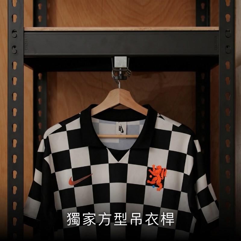 空間特工雙向衣褲櫃方型吊衣桿設計，可穩定吊掛上衣、襯衫與外套