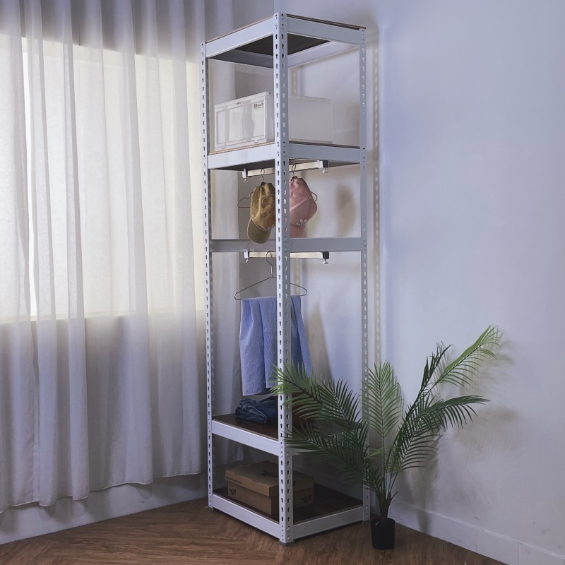 多層收納展示:帽子、衣物、鞋盒整齊陳列