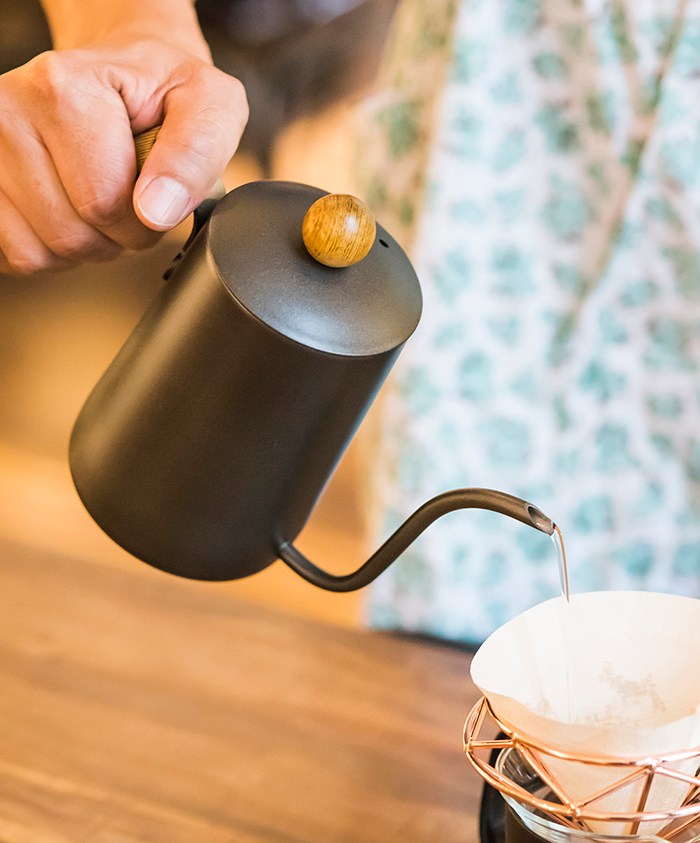 A-IDIO｜黑金木手沖壺(600ml)｜餐茶用具｜HOLA 和樂家居